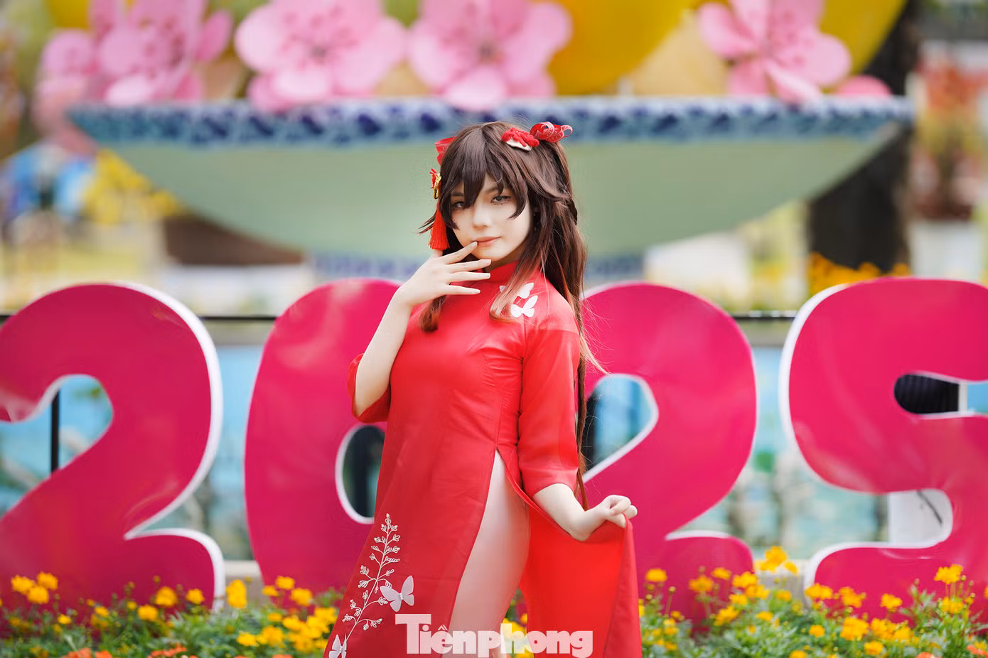 Hội hoa xuân năm nay rực rỡ sinh động với chủ đề "Non sông gấm hoa, vui xuân thái hòa", theo gam màu hồng, đỏ, vàng mang ý nghĩa một mùa Tết sum vầy. Hội hoa xuân năm nay rực rỡ sinh động với chủ đề "Non sông gấm hoa, vui xuân thái hòa", theo gam màu hồng, đỏ, vàng mang ý nghĩa một mùa Tết sum vầy.
