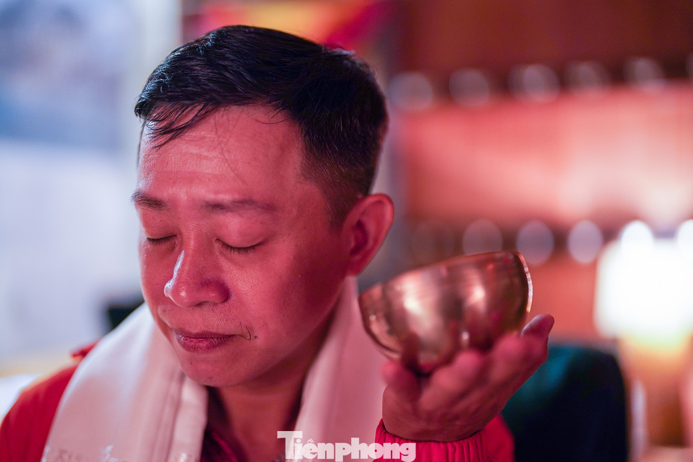 Sau phần hướng dẫn, khách được phục vụ một chiếc bánh và một quyển sách. Bằng vị giác, khách từ từ cảm nhận vị của chiếc bánh trong miệng. Bằng thị giác, khách trải nghiệm mở một trang sách bất kỳ, dùng bút chì gạch vào câu mình tâm đắc. Sau đó, người trải nghiệm nhắm mắt, tự đánh chuông đưa vào gần tai, di chuyển qua tai còn lại. Khi tiếng chuông ngân, miệng của người trải nghiệm từ từ cảm nhận vị chiếc bánh và nghĩ về dòng chữ đã gạch đánh dấu trong sách..."Chậm lại một chút, chúng ta sẽ thấy được mình vô tình bỏ qua những điều tưởng chừng đơn giản như vị ngon một chiếc bánh, đoạn văn hay trong một quyển sách", anh Lý Vĩ Thuận (ngụ quận 5) chia sẻ.