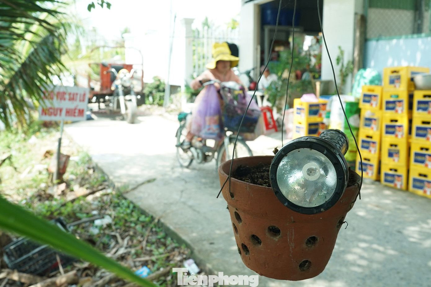 Giờ đây, các hộ dân phải để sẵn đèn pin như thế này trước cửa nhà vì vẫn còn hoang mang sau vụ sạt lở.