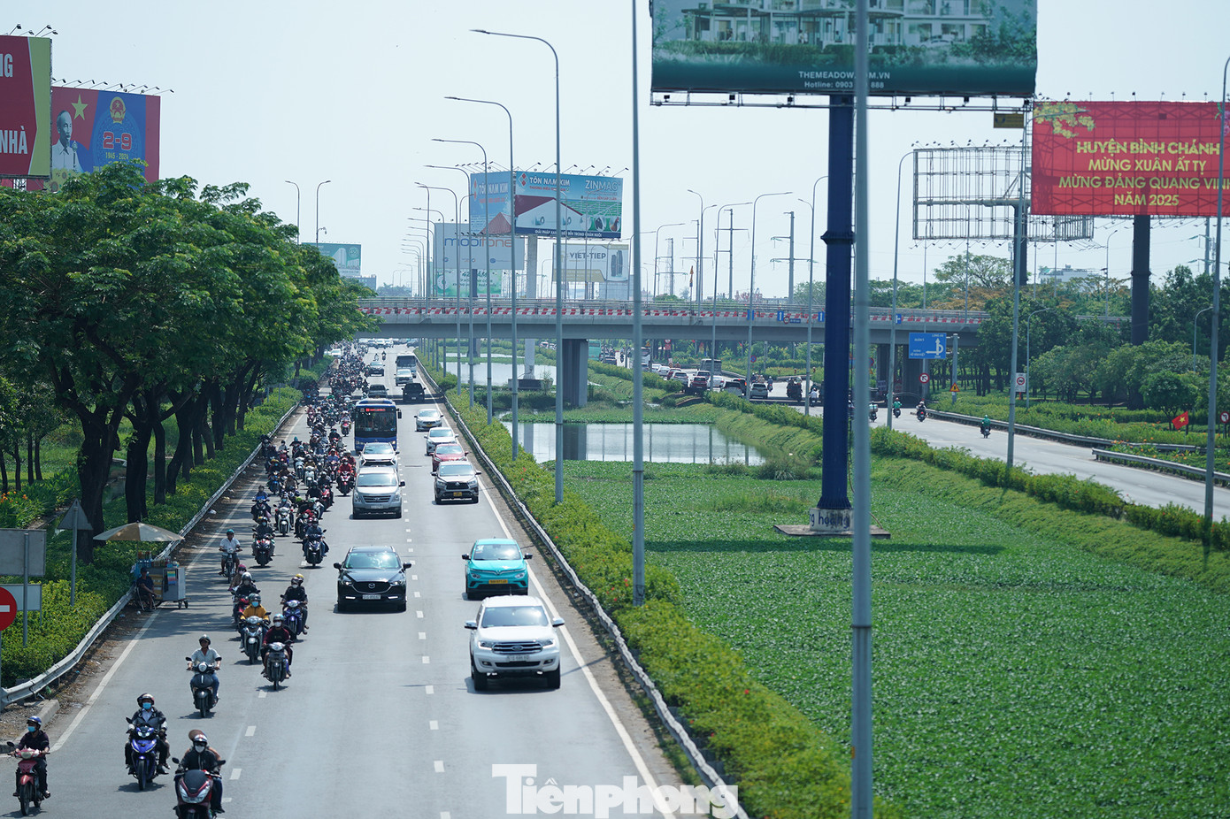 Tuy đông nhưng các phương tiện di chuyển trật tự, giữ khoảng cách, không quá tốc độ.