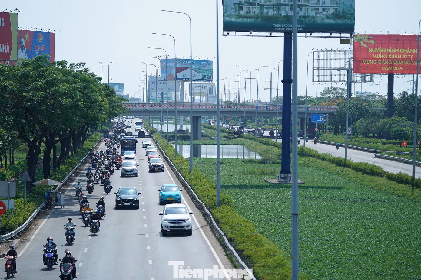 Tuy đông nhưng các phương tiện di chuyển trật tự, giữ khoảng cách, không quá tốc độ.