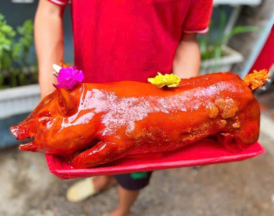 Tại chợ Phước Bình (TP. Thủ Đức), các mặt hàng không tăng giá và khá dồi dào. Vịt quay giá 350.000 đồng/kg, thịt lợn 390.000 đồng/kg, nguyên con heo quay cúng tầm 1,5 triệu đến 2 triệu.