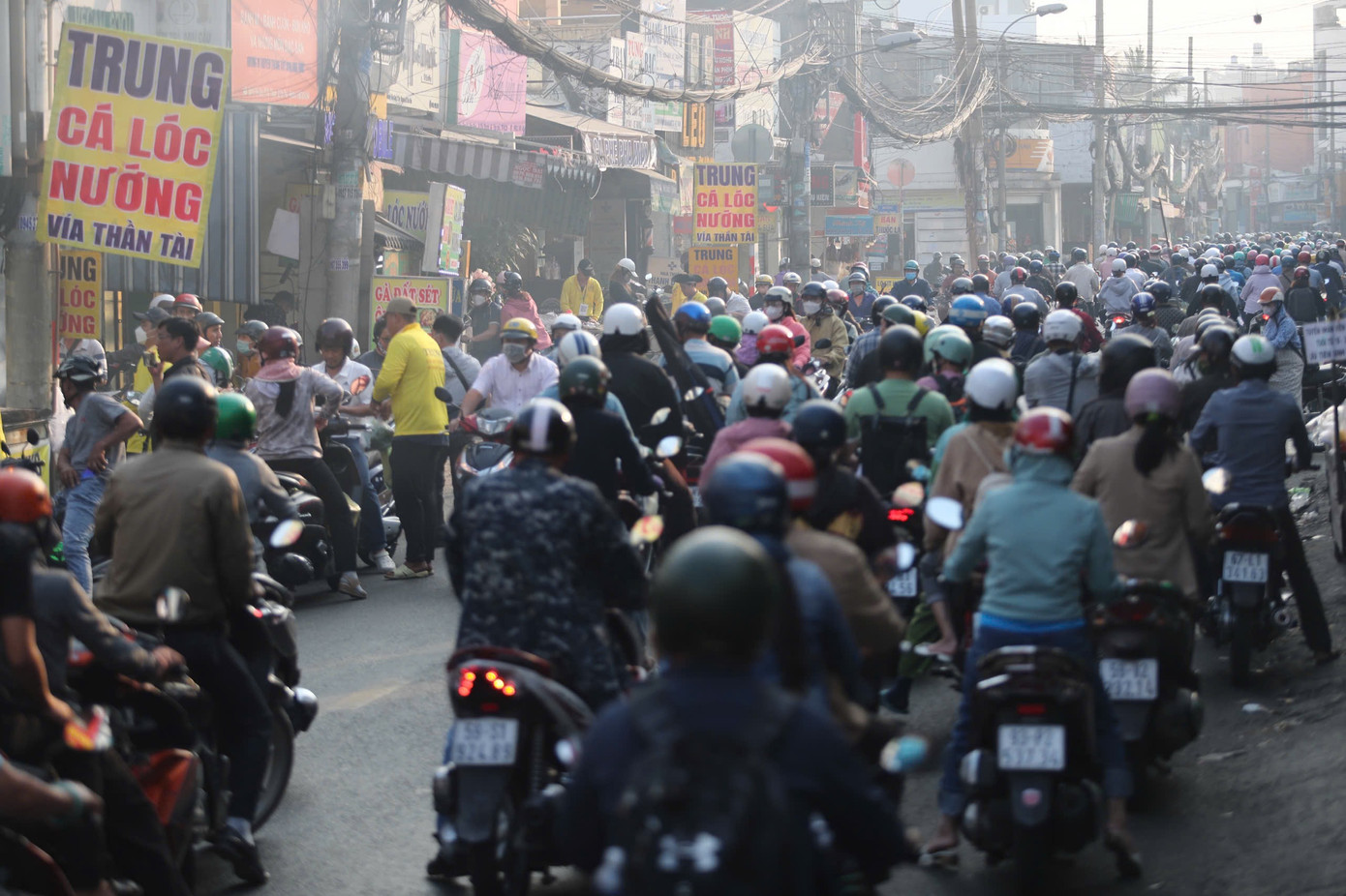 Tuyến phố bán cá lóc nướng giờ cao điểm.