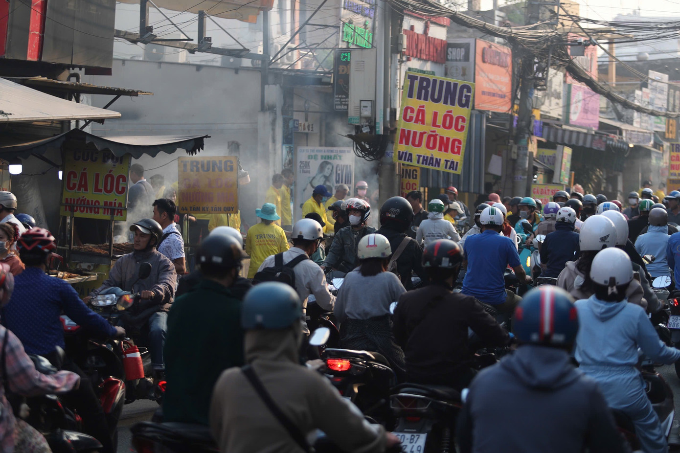 Cả đoạn phố tắc nghẽn, giao thông gián đoạn.