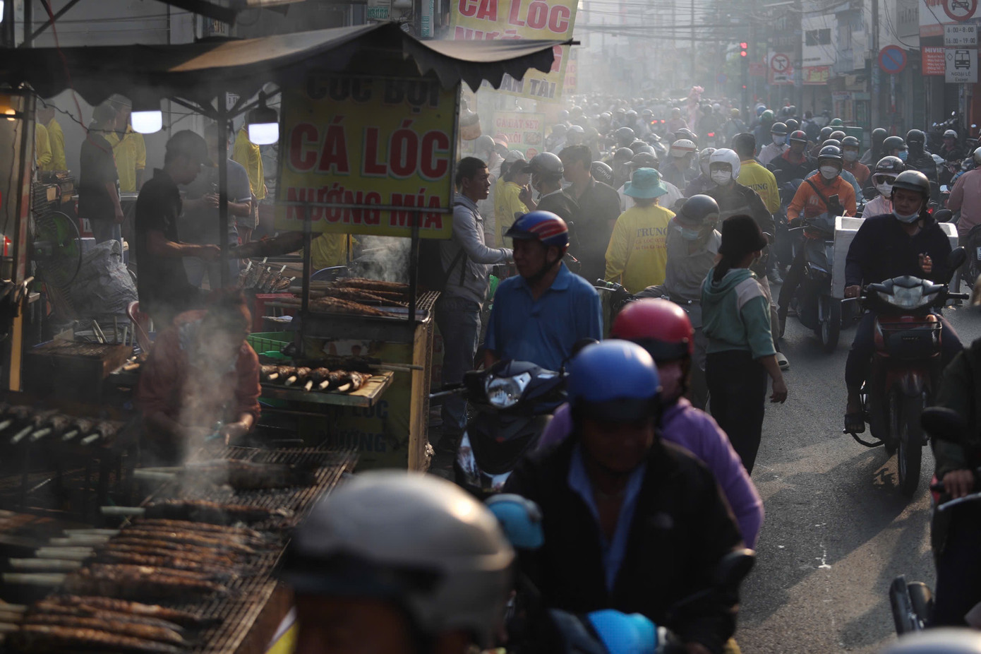 Đông nghịt người đi mua cá lóc về cúng Thần tài.