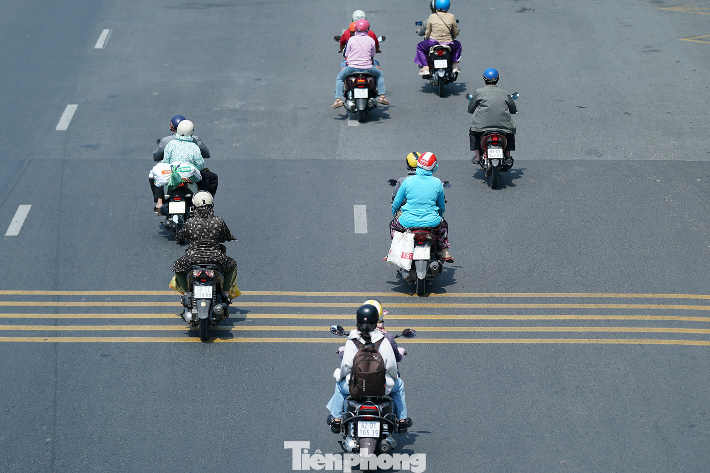 Tuy đông nhưng các phương tiện di chuyển trật tự, giữ khoảng cách, không quá tốc độ.