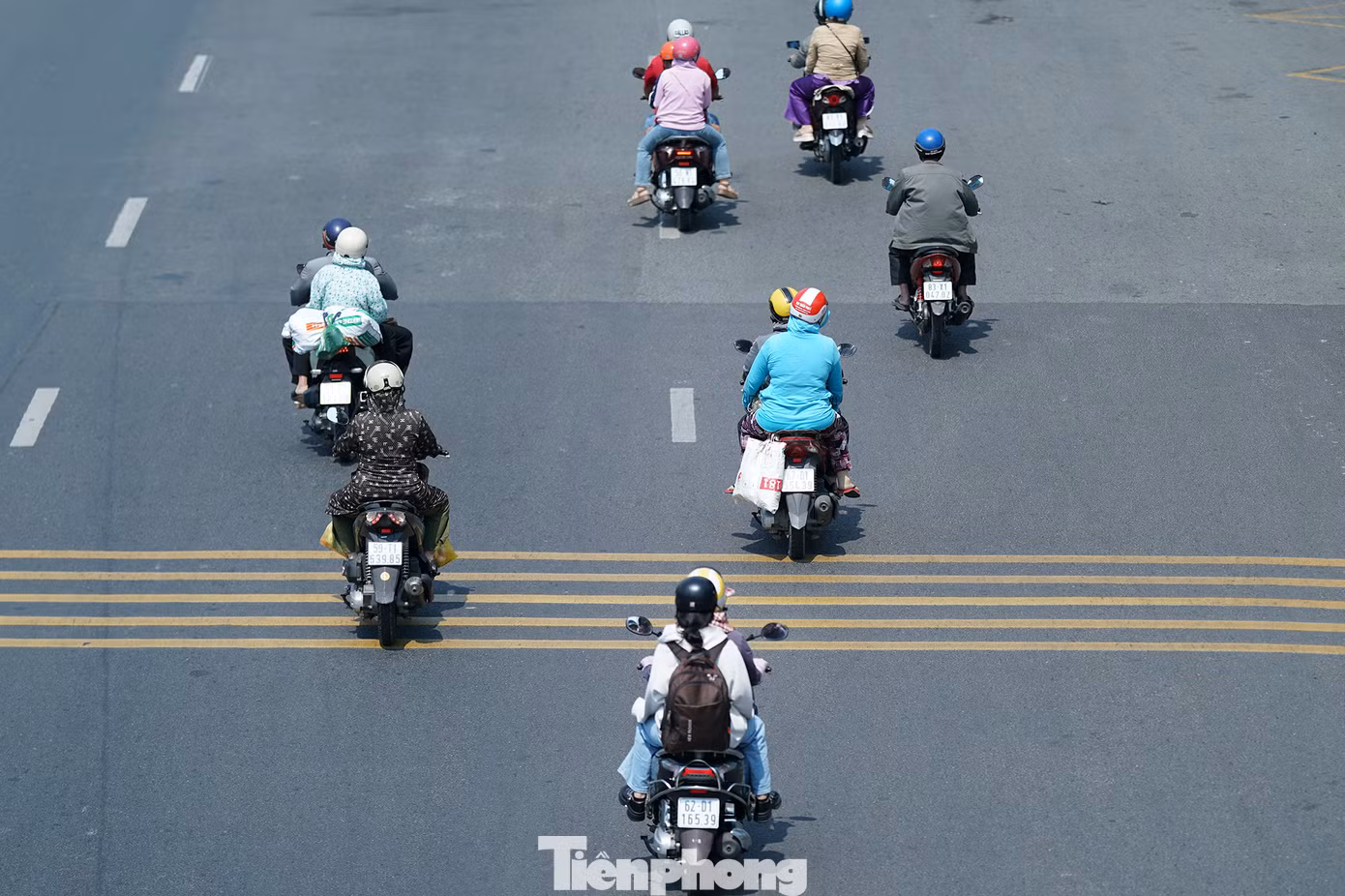 Tuy đông nhưng các phương tiện di chuyển trật tự, giữ khoảng cách, không quá tốc độ.