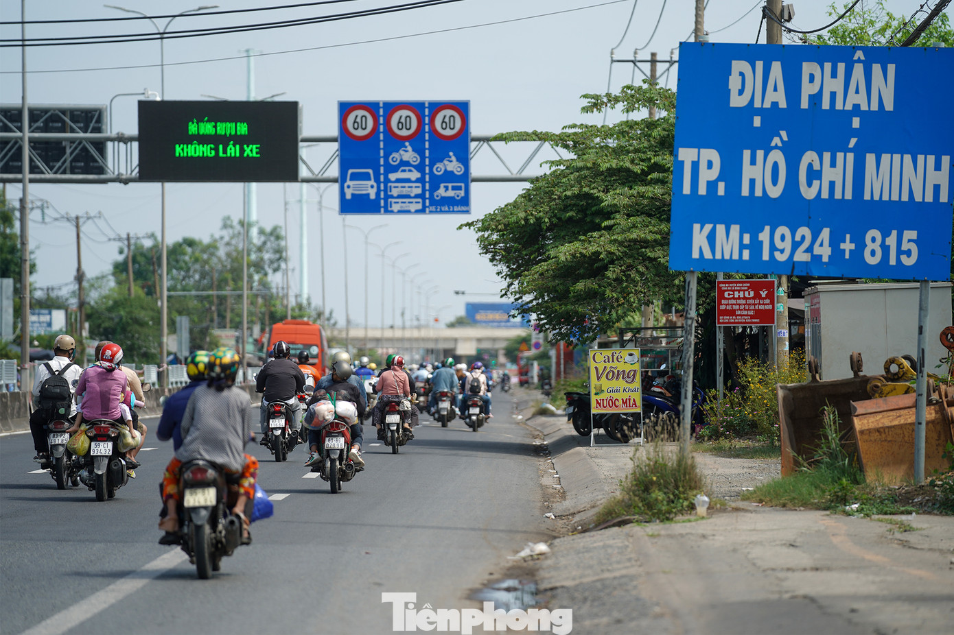 Các dòng phương tiện nối dài hướng về TPHCM và các tỉnh miền Đông. Các dòng phương tiện nối dài hướng về TPHCM và các tỉnh miền Đông.