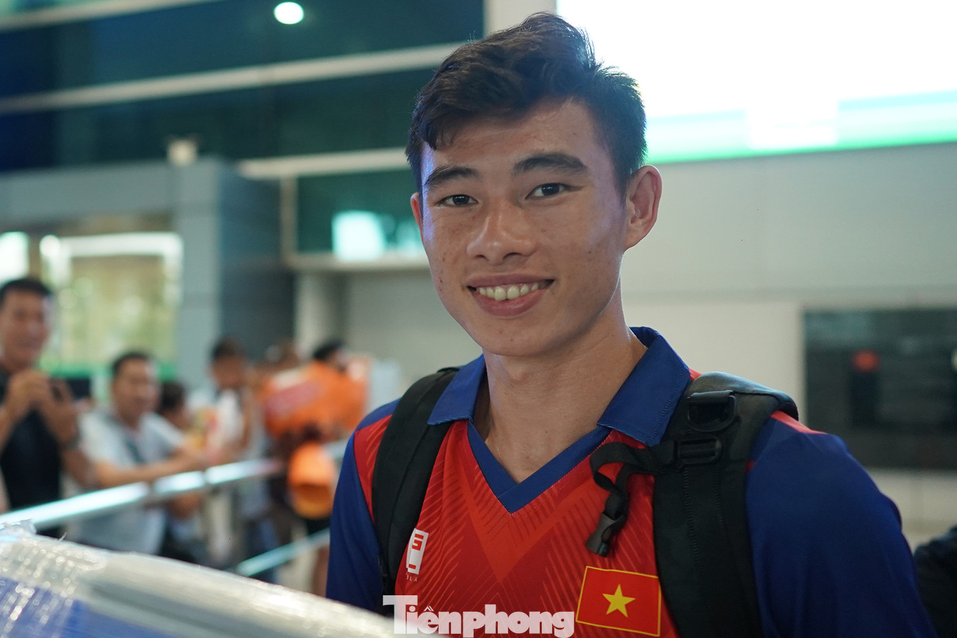 Quan Văn Chuẩn nở nụ cười chào người hâm mộ. Anh và các đồng đội U22 Việt Nam đã rất nỗ lực thi đấu nhưng không may bại trong trận bán kết.