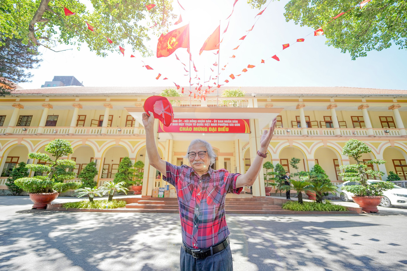 Phường Sài Gòn chính thức đi vào hoạt động từ ngày 1/7.2025 theo chủ trương sắp xếp mô hình chính quyền 2 cấp. Ảnh: Người dân thích thú check-in tại trụ sở phường Sài Gòn...