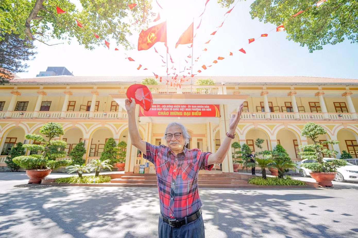 Phường Sài Gòn chính thức đi vào hoạt động từ ngày 1/7.2025 theo chủ trương sắp xếp mô hình chính quyền 2 cấp. Ảnh: Người dân thích thú check-in tại trụ sở phường Sài Gòn...