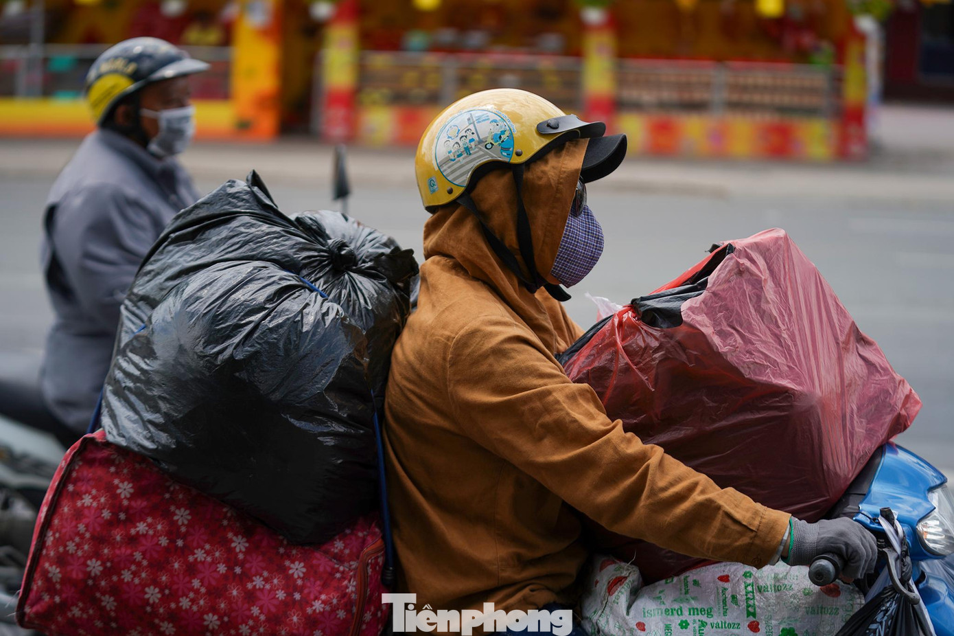 Không còn một chỗ trống trên chiếc xe máy của người phụ nữ này.