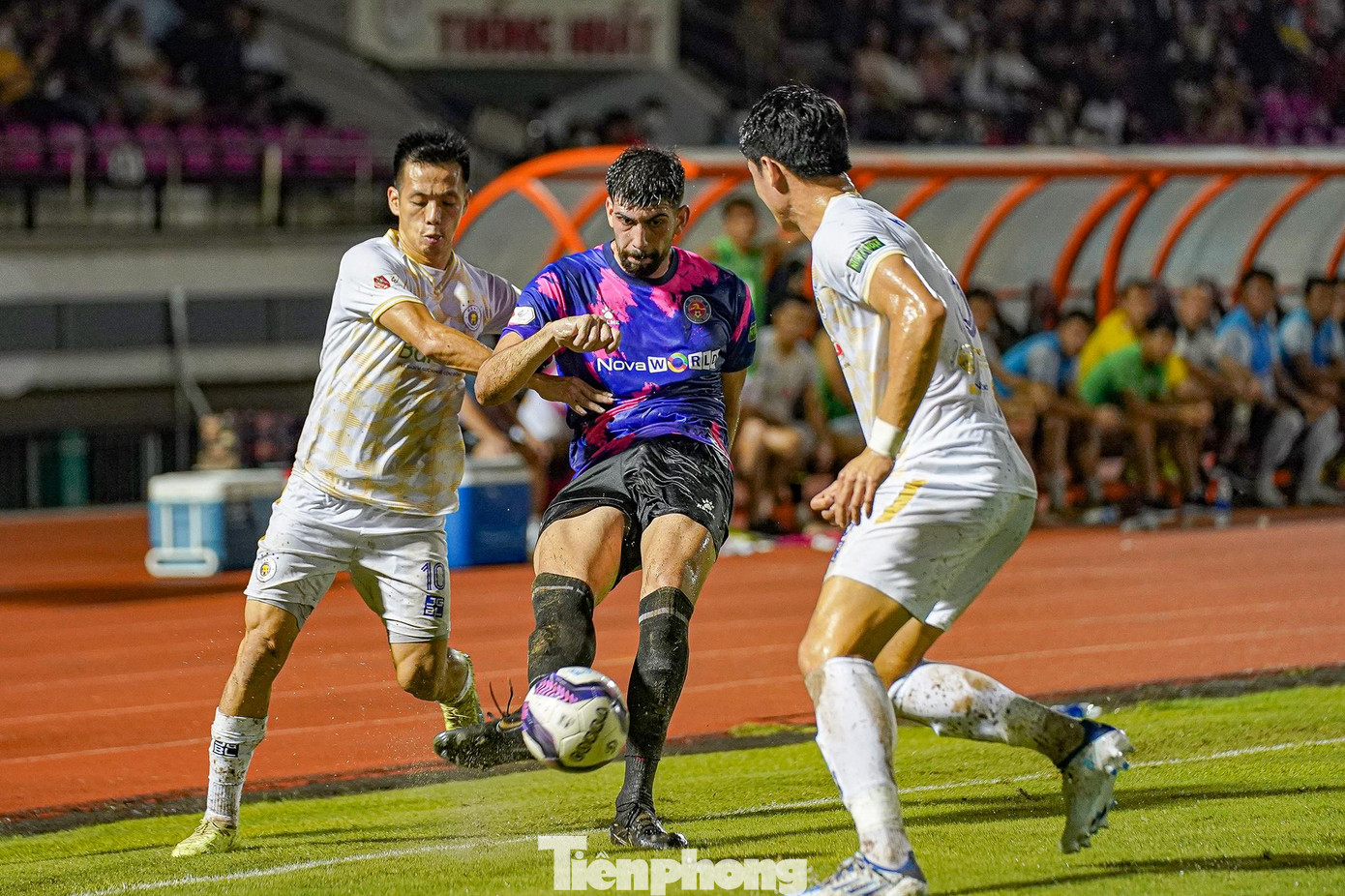 Ngoại binh của Sài Gòn FC chơi khá ngẫu hứng trong nhiều pha bóng gây nhiều khó khăn cho cầu thủ Hà Nội. Văn Quyết nhiều pha phải lùi sâu hỗ trợ đồng đội phòng thủ. Ngoại binh của Sài Gòn FC chơi khá ngẫu hứng trong nhiều pha bóng gây nhiều khó khăn cho cầu thủ Hà Nội. Văn Quyết nhiều pha phải lùi sâu hỗ trợ đồng đội phòng thủ.