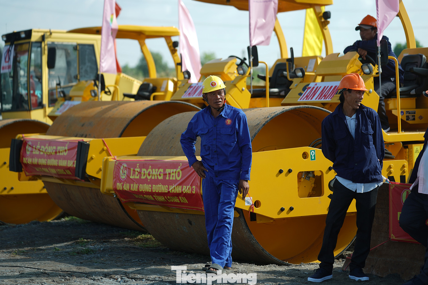 &quot;Chúng tôi thấy may mắn, tự hào lắm khi được tham gia xây dựng dự án mang tầm quốc gia như thế này. Tôi chỉ mong nhanh đến ngày dự án được thông xe, phục vụ bà con nhân dân&quot;, một công nhân chia sẻ.