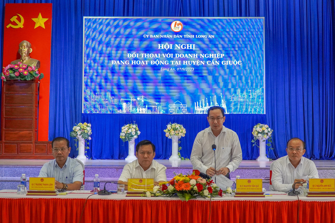 Lãnh đạo UBND tỉnh Long An đối thoại với nhà đầu tư, doanh nghiệp chiều 7/9. Lãnh đạo UBND tỉnh Long An đối thoại với nhà đầu tư, doanh nghiệp chiều 7/9.