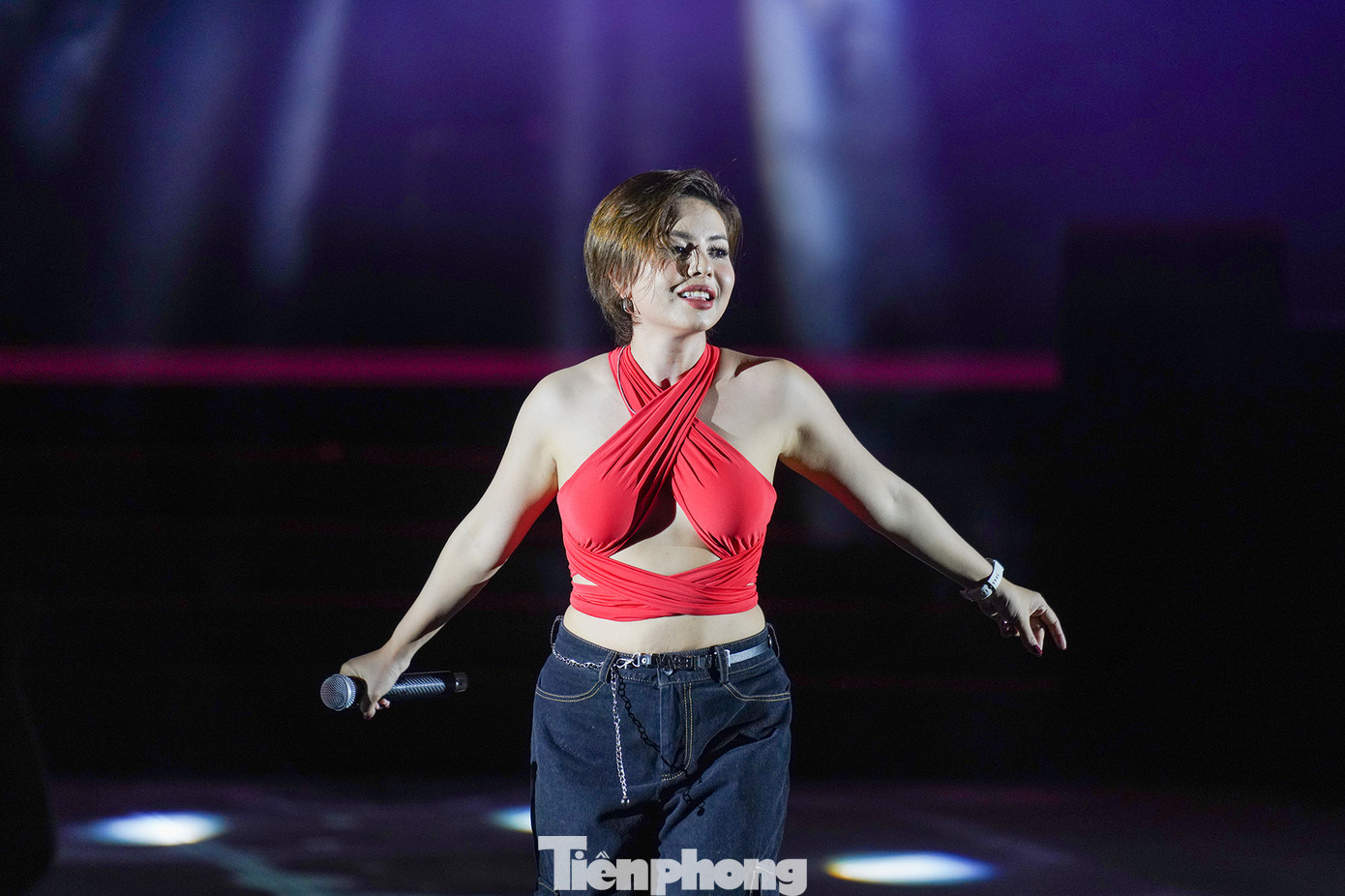 Từ 19h, chương trình nghệ thuật kéo dài hai tiếng đồng hồ đã mang đến cho khán giả những trải nghiệm thú vị.