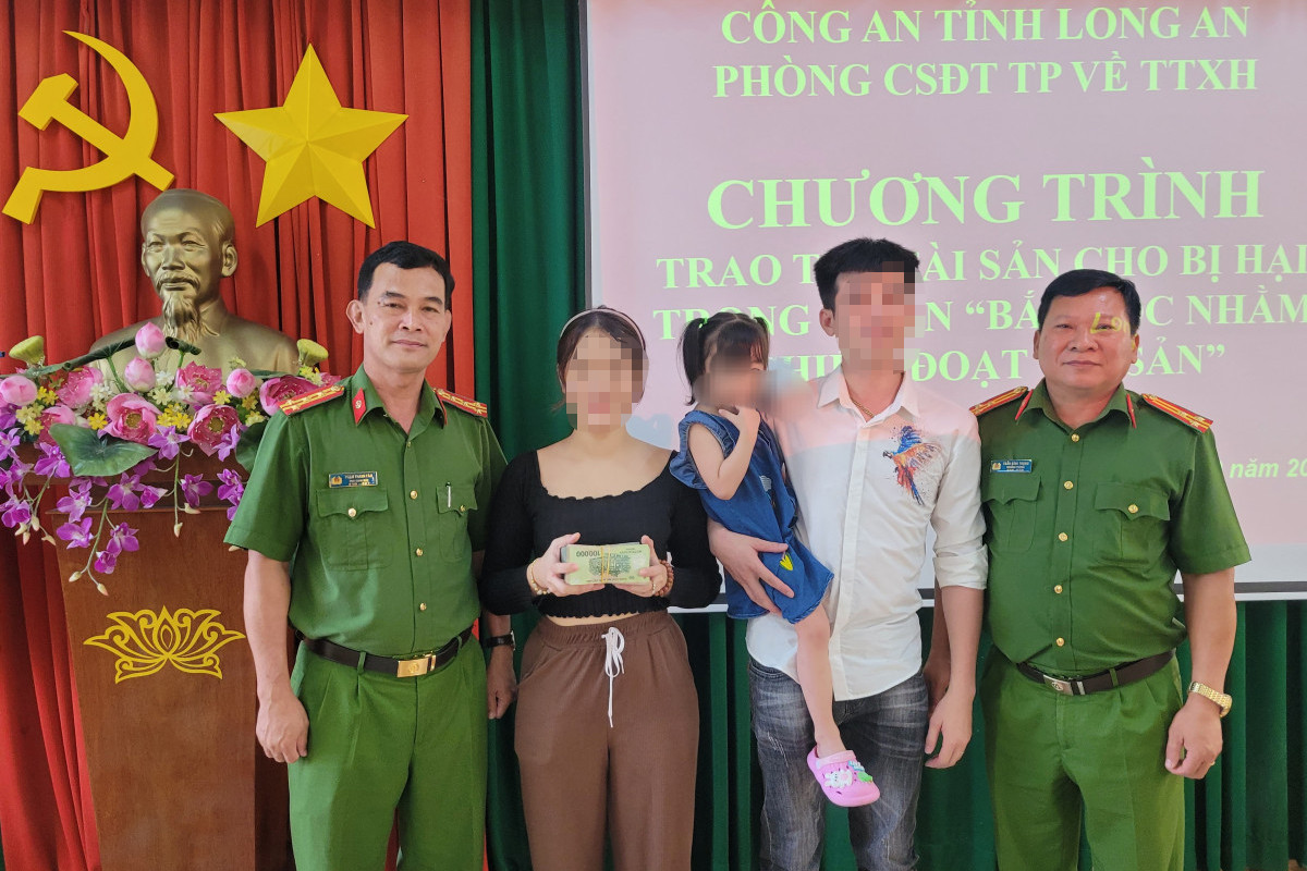 Công an tỉnh Long An trao số tiền 975 triệu đồng cho gia đình anh T.