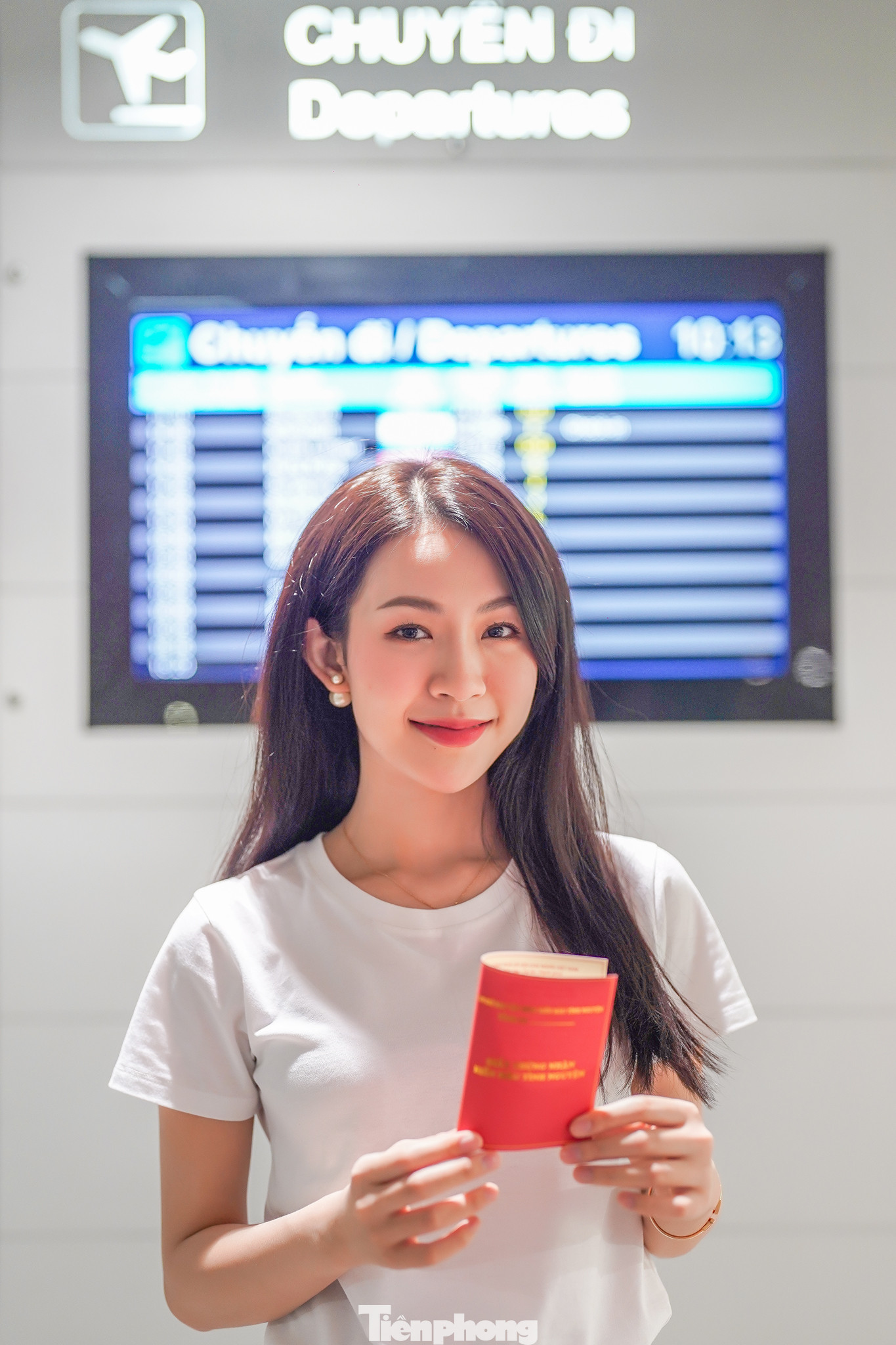 Đậu Hải Minh Anh khoe giấy chứng nhận hiến máu tình nguyện đầu tiên của mình. Đậu Hải Minh Anh khoe giấy chứng nhận hiến máu tình nguyện đầu tiên của mình.