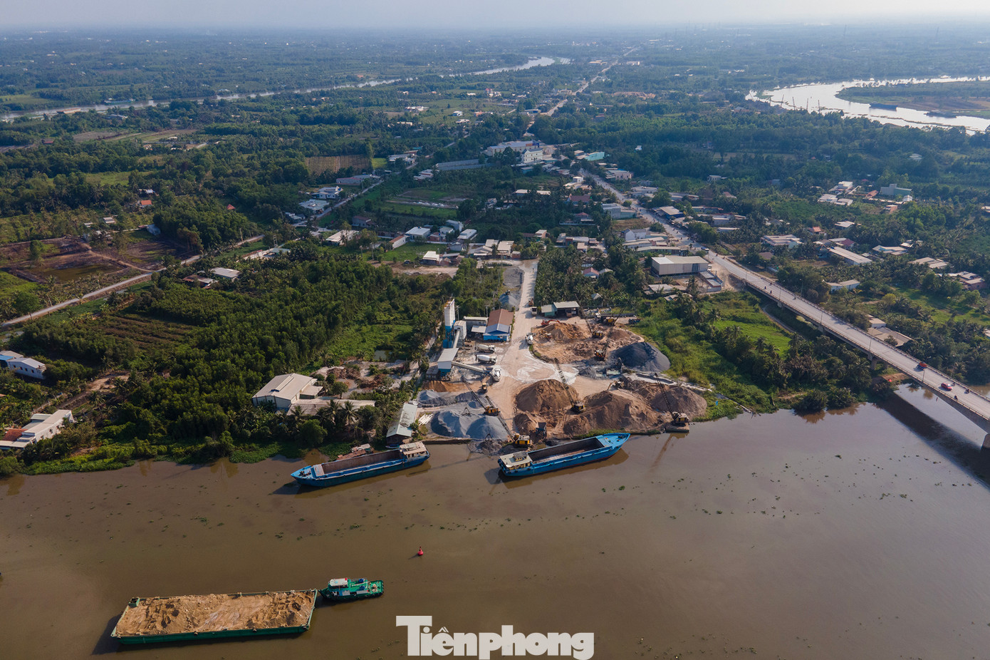 “Khủng khiếp” nhất là đoạn đường thuộc Tỉnh lộ 830 kết nối với Quốc lộ N2, dài khoảng 1km, có đến 5 bãi cát, 1 trạm trộn bê tông hoạt động từ 5h sáng đến 18h chiều hàng ngày, có bãi hoạt động cả ban đêm. “Khủng khiếp” nhất là đoạn đường thuộc Tỉnh lộ 830 kết nối với Quốc lộ N2, dài khoảng 1km, có đến 5 bãi cát, 1 trạm trộn bê tông hoạt động từ 5h sáng đến 18h chiều hàng ngày, có bãi hoạt động cả ban đêm.