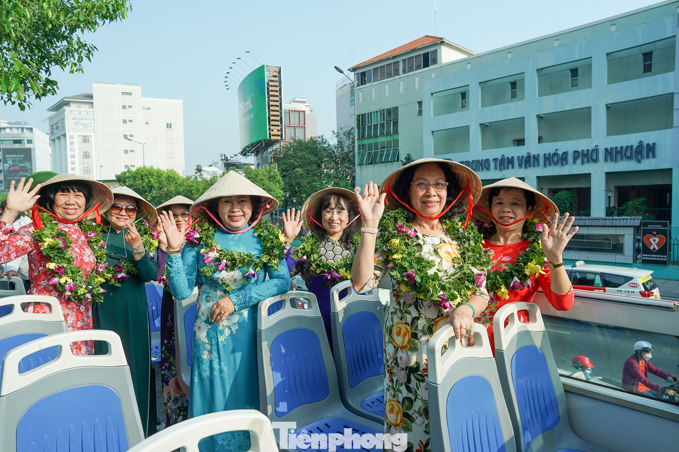 Ngày 24/2, Quận ủy Quận Phú Nhuận đã tổ chức cho 120 cán bộ đảng viên tiêu biểu, lãnh đạo khu phố tại quận Phú Nhuận tham gia trải nghiệm tour du lịch “Phú Nhuận – Nơi ta tìm về” .