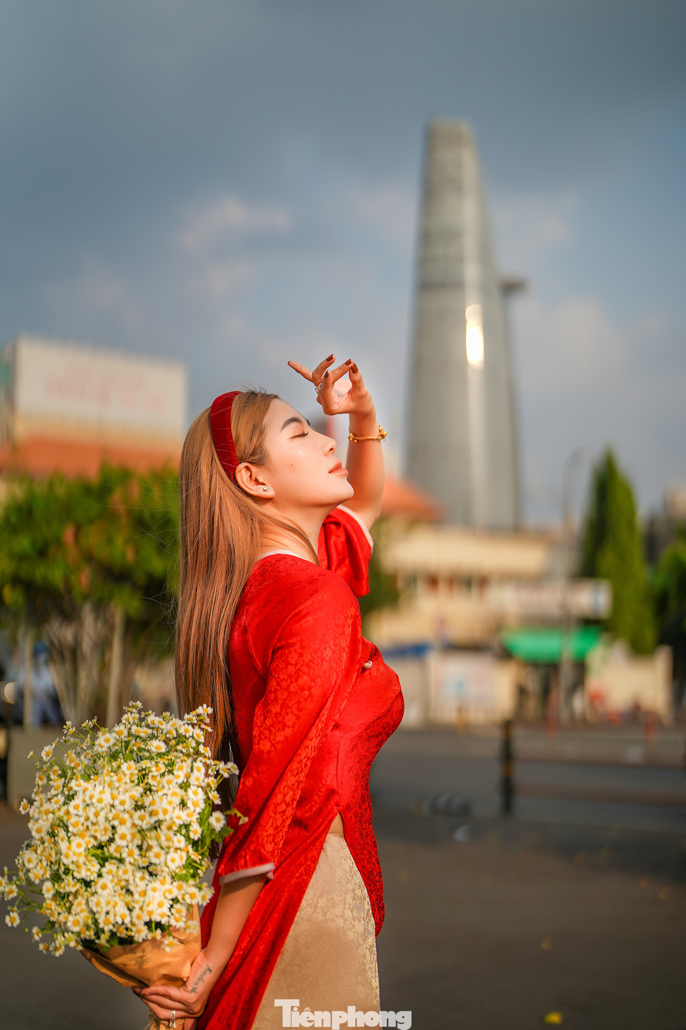 "Hôm nay, tôi ra để chụp mà thấy mọi người, nhất là các bạn trẻ chụp đông quá, lựa góc vắng người khá khó khăn", chị Tuyết kể.