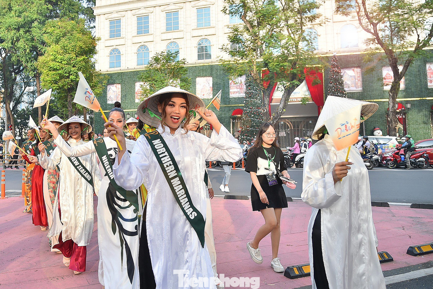 Nhóm người đẹp đang di chuyển phía sau nhà thờ Đức Bà.