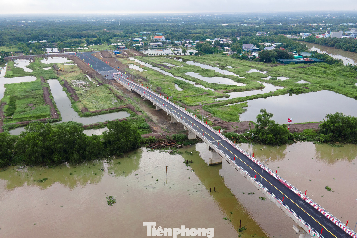 Chủ tịch UBND huyện Cần Giuộc, ông Nguyễn Anh Đức cho biết, hiện tại, việc kết nối giao thông bằng đường bộ giữa khu vực vùng thượng và vùng hạ của huyện còn nhiều hạn chế, chỉ có một điểm kết nối trên Đường tỉnh 830 thông qua cầu Thủ Bộ nối xã Long An và xã Long Phụng. Chủ tịch UBND huyện Cần Giuộc, ông Nguyễn Anh Đức cho biết, hiện tại, việc kết nối giao thông bằng đường bộ giữa khu vực vùng thượng và vùng hạ của huyện còn nhiều hạn chế, chỉ có một điểm kết nối trên Đường tỉnh 830 thông qua cầu Thủ Bộ nối xã Long An và xã Long Phụng.