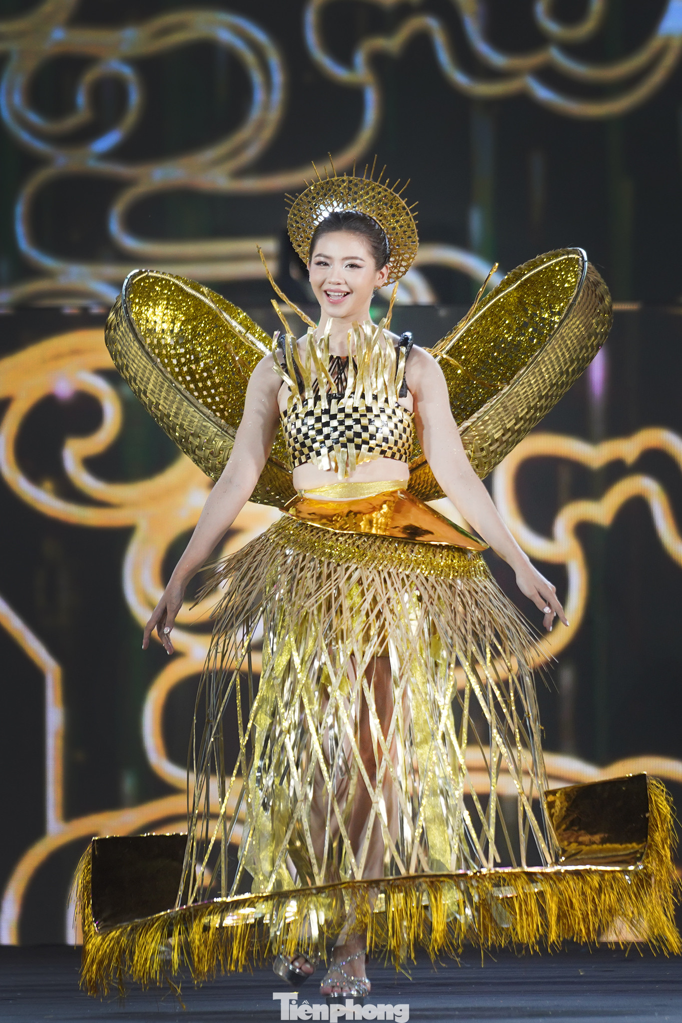 Các bộ trang phục lấy cảm hứng từ lá dừa, khăn rằn, cốm nổ, câu đối, chiếu cói… mang đến hình ảnh quen thuộc của người dân miền Tây Nam Bộ. Không chỉ là nơi tôn vinh những tài năng trẻ trong lĩnh vực thời trang, loạt thiết kế trình diễn tại Lễ khai mạc Tuần Văn hóa - Thể thao - Du lịch tỉnh Long An giúp lưu giữ giá trị văn hóa truyền thống Việt Nam.