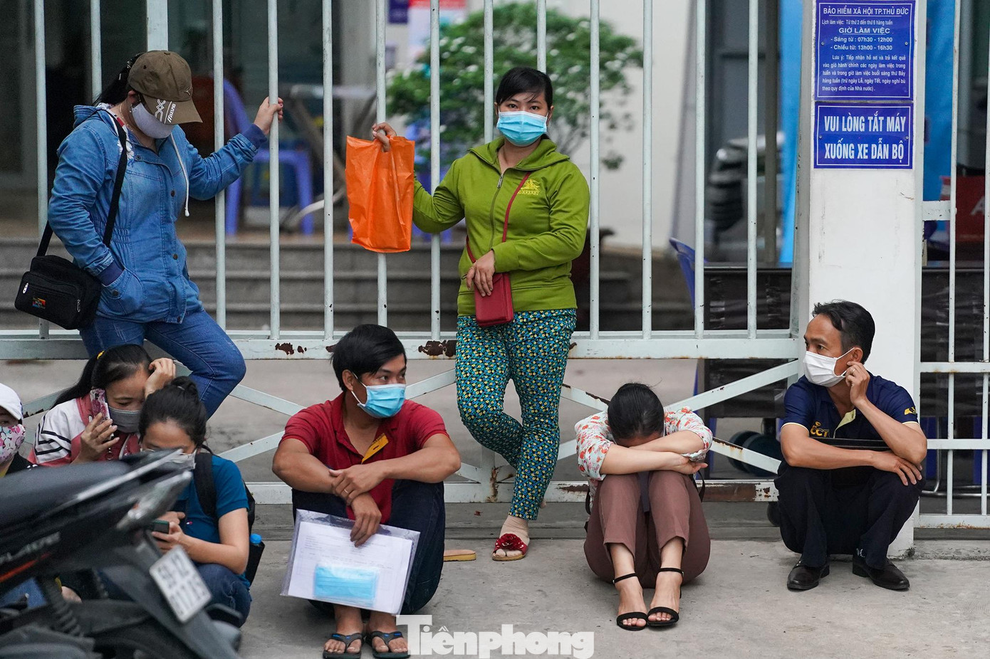 Nhiều người xuất hiện tình trạng mệt mỏi vì phải dậy sớm, đi đường xa. Nhiều người xuất hiện tình trạng mệt mỏi vì phải dậy sớm, đi đường xa.