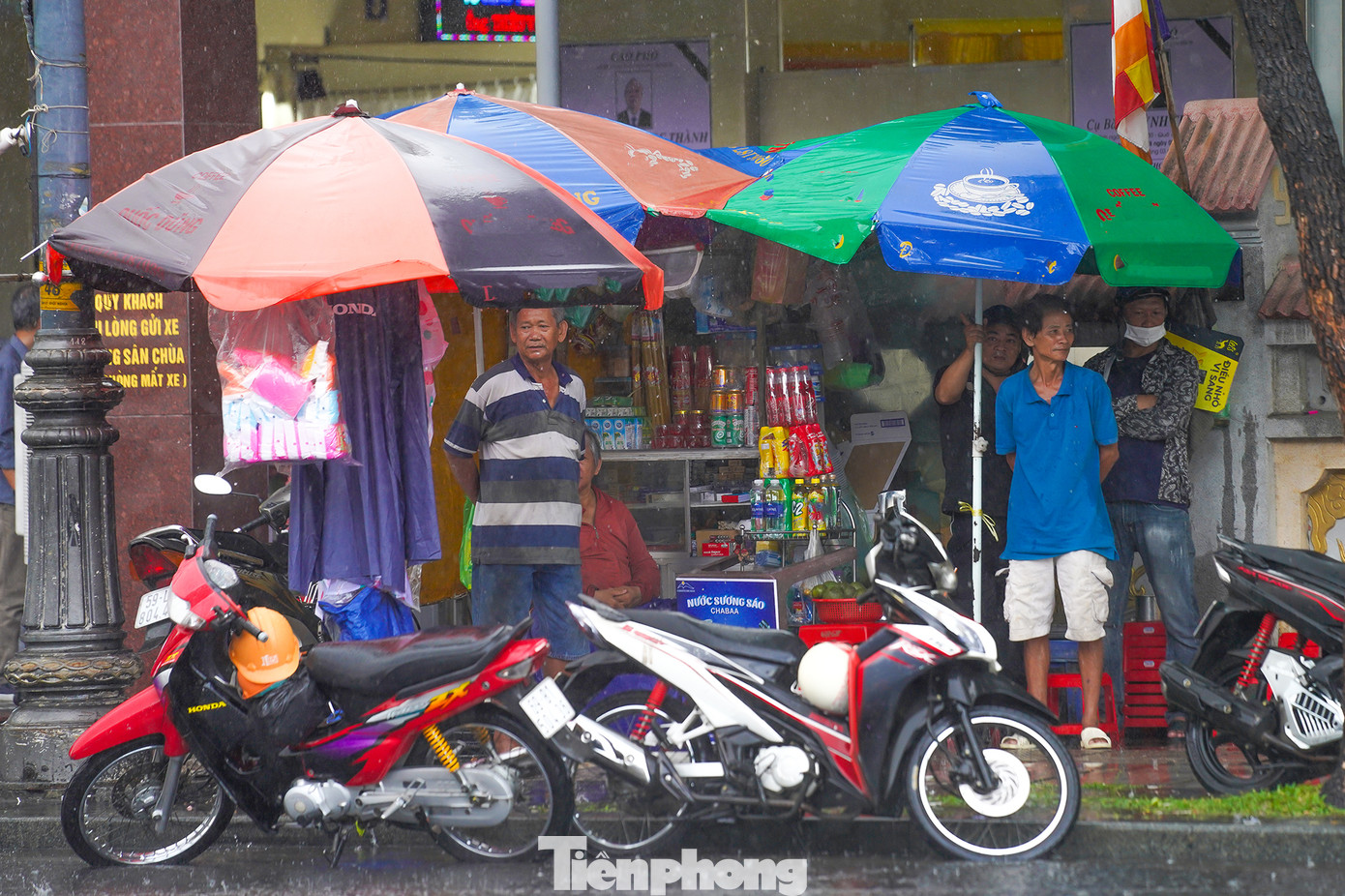 Thời tiết giao mùa chuyển biến khó lường nên người dân cần chủ động trang bị áo mưa khi ra đường.