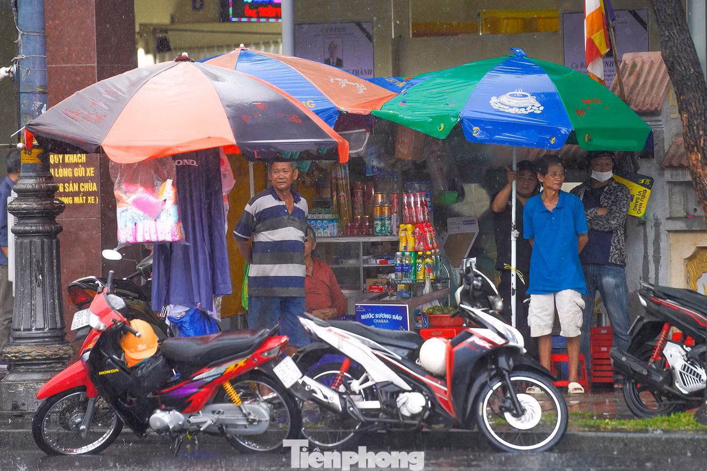 Thời tiết giao mùa chuyển biến khó lường nên người dân cần chủ động trang bị áo mưa khi ra đường.