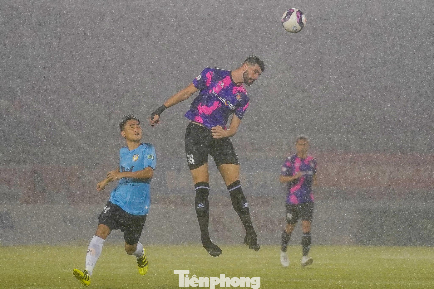 Cơn mưa nặng hạt khiến mặt sân Thống Nhất sũng nước, ảnh hưởng đáng kể đến lối chơi của hai đội.