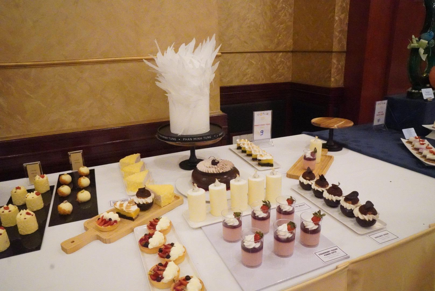 Một tác phẩm bánh được trình bày theo phong cách Châu Âu.