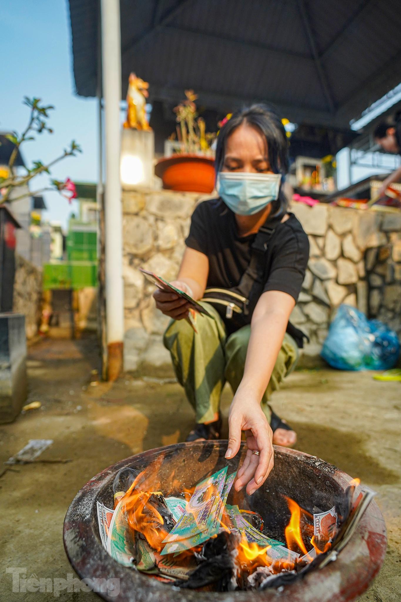 "Xưa cứ mê tín, nghĩ đốt càng nhiều vàng mã thì người đã khuất phù hộ mình nhiều hơn. Giờ thấy quan trọng nhất ở đời là đạo đức. "Có đức mặc sức mà ăn", vàng mã mua đắt tiền mà đốt thì phí quá. Chính vì thế, giờ tôi không đốt nhiều vàng mã, chỉ đốt tượng trưng", chị Thảo chia sẻ. "Xưa cứ mê tín, nghĩ đốt càng nhiều vàng mã thì người đã khuất phù hộ mình nhiều hơn. Giờ thấy quan trọng nhất ở đời là đạo đức. "Có đức mặc sức mà ăn", vàng mã mua đắt tiền mà đốt thì phí quá. Chính vì thế, giờ tôi không đốt nhiều vàng mã, chỉ đốt tượng trưng", chị Thảo chia sẻ.