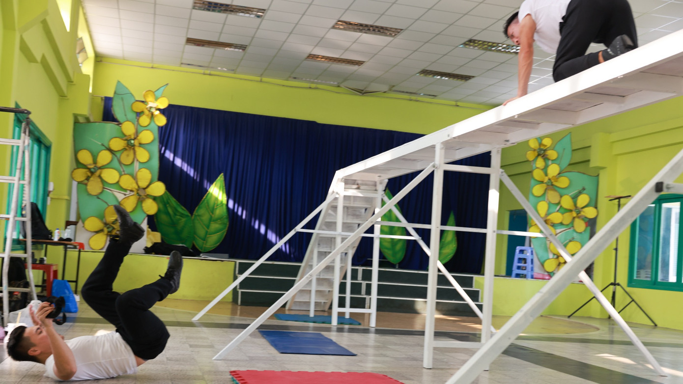 Nhưng do có chuẩn bị trước, phía dưới đã được trải nệm bảo vệ nên may mắn không xảy ra sự cố nào nghiêm trọng. Cơ chỉ bị nhức chân và Nghiệp đau vai, cổ. Nhưng do có chuẩn bị trước, phía dưới đã được trải nệm bảo vệ nên may mắn không xảy ra sự cố nào nghiêm trọng. Cơ chỉ bị nhức chân và Nghiệp đau vai, cổ.