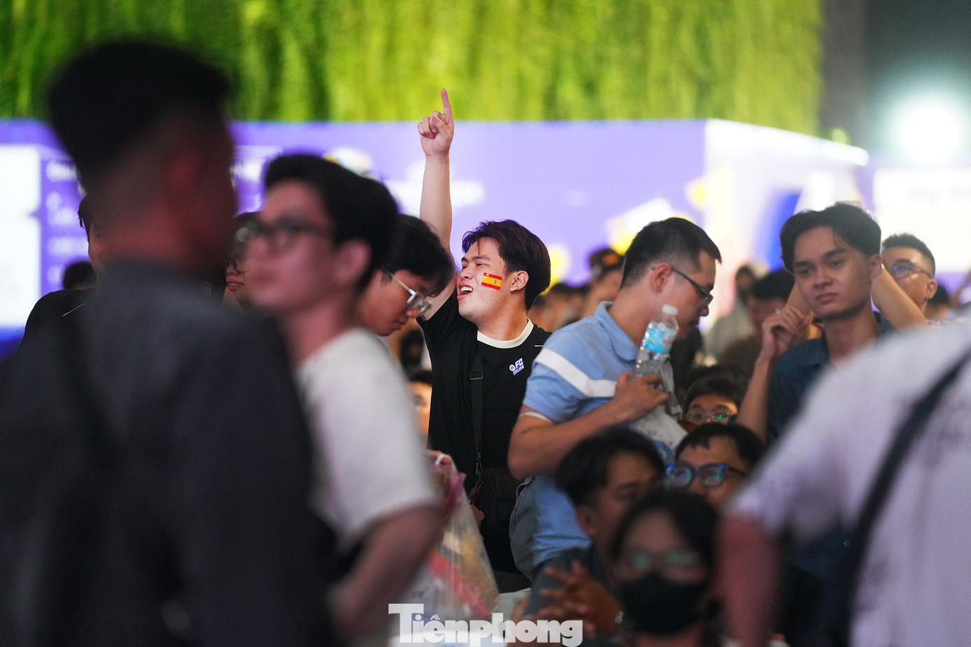 Trận đấu kết thúc với tỷ số 2-1, chức vô địch thuộc về Tây Ban Nha. Cổ động viên của Tam Sư buồn bã khi đội bóng yêu thích không thể chống lại "Cơn cuồng nộ đỏ" của Tây Ban Nha. Những dự đoán của Tiến Linh đạt độ chính xác cao. Tại Berlin, đội tuyển Tây Ban Nha gặp khó khăn nhưng đánh bại Anh với tỷ số 2-1. Khi dẫn trước, họ biết cách chủ động giảm nhịp trận đấu rồi bất ngờ tăng tốc, khiến đối phương bất ngờ. Trong khi đó, Lamine Yamal có nhiều pha quấy nhiễu hàng thủ “Tam Sư” và có đường kiến tạo để Nico Williams ghi bàn mở tỷ số.