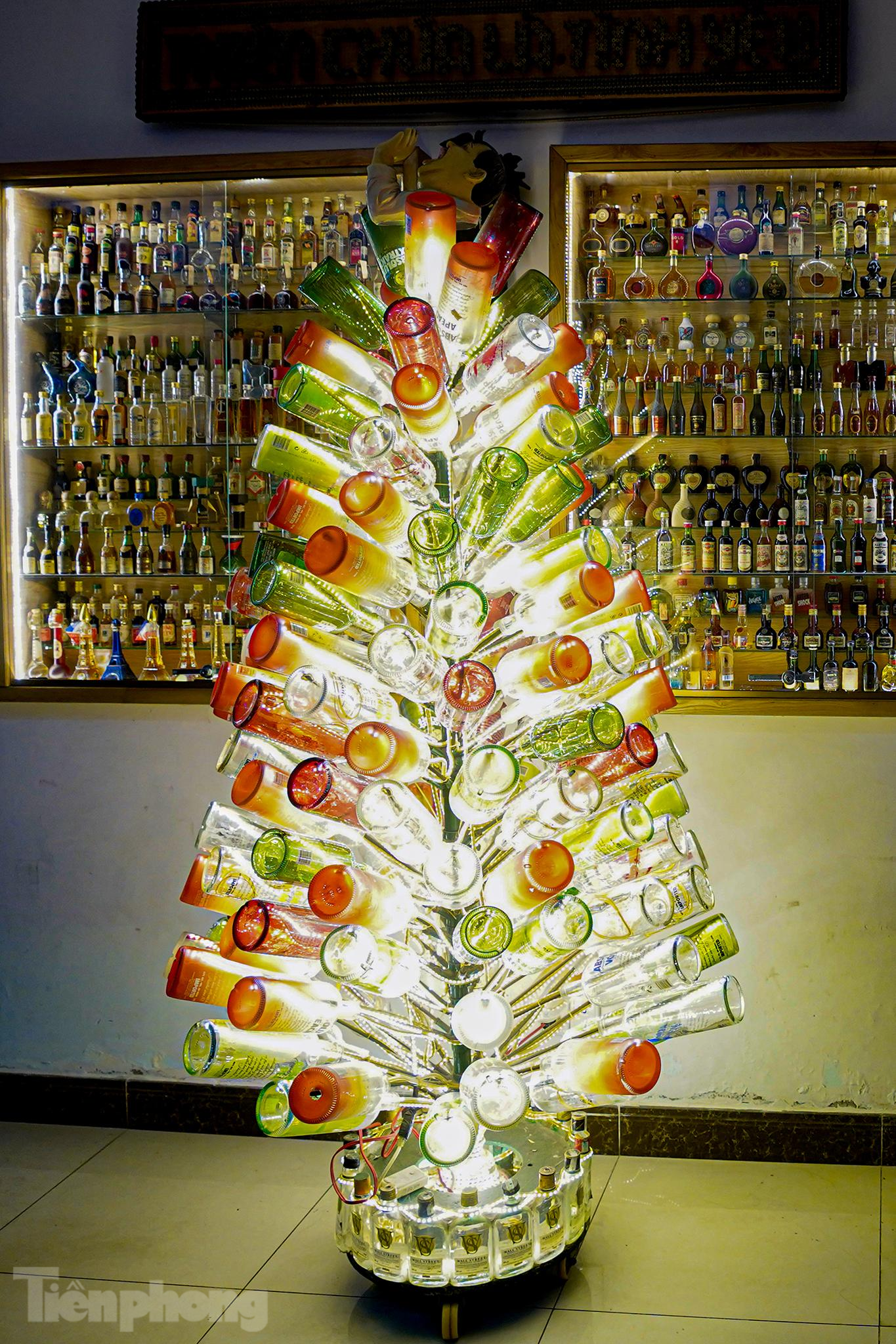 Nói về cây thông Giáng sinh, ông Bình hào hứng: “Ngày Noel thấy thiên hạ trang trí ì xèo, hai đứa nhóc về nhà đặt hàng bố một cái hang đá. Làm xong vẫn thấy thiếu, thế là cả ba bố con gom góp một đống ve chai làm thêm cây thông cao tới 2m mừng Giáng sinh.”