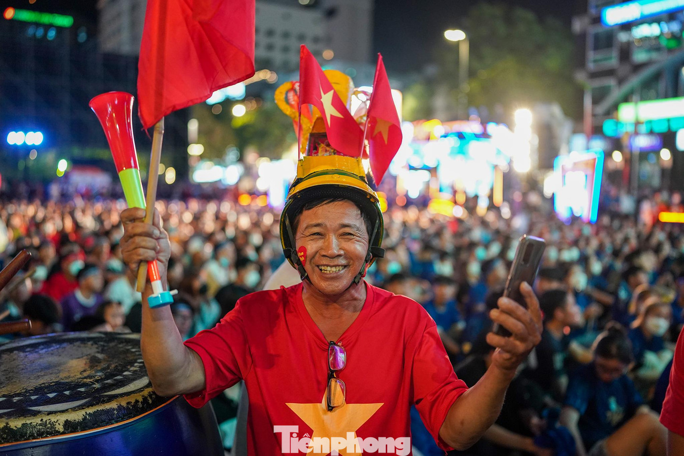 Ông Nguyễn Rân đi từ huyện Hóc Môn lên với chiếc cúp vàng trên đầu. Do không biết lịch cấm xe lưu thông nên gần cuối hiệp 1, ông Rân mới vào được phố đi bộ Nguyễn Huệ. Ông Nguyễn Rân đi từ huyện Hóc Môn lên với chiếc cúp vàng trên đầu. Do không biết lịch cấm xe lưu thông nên gần cuối hiệp 1, ông Rân mới vào được phố đi bộ Nguyễn Huệ.