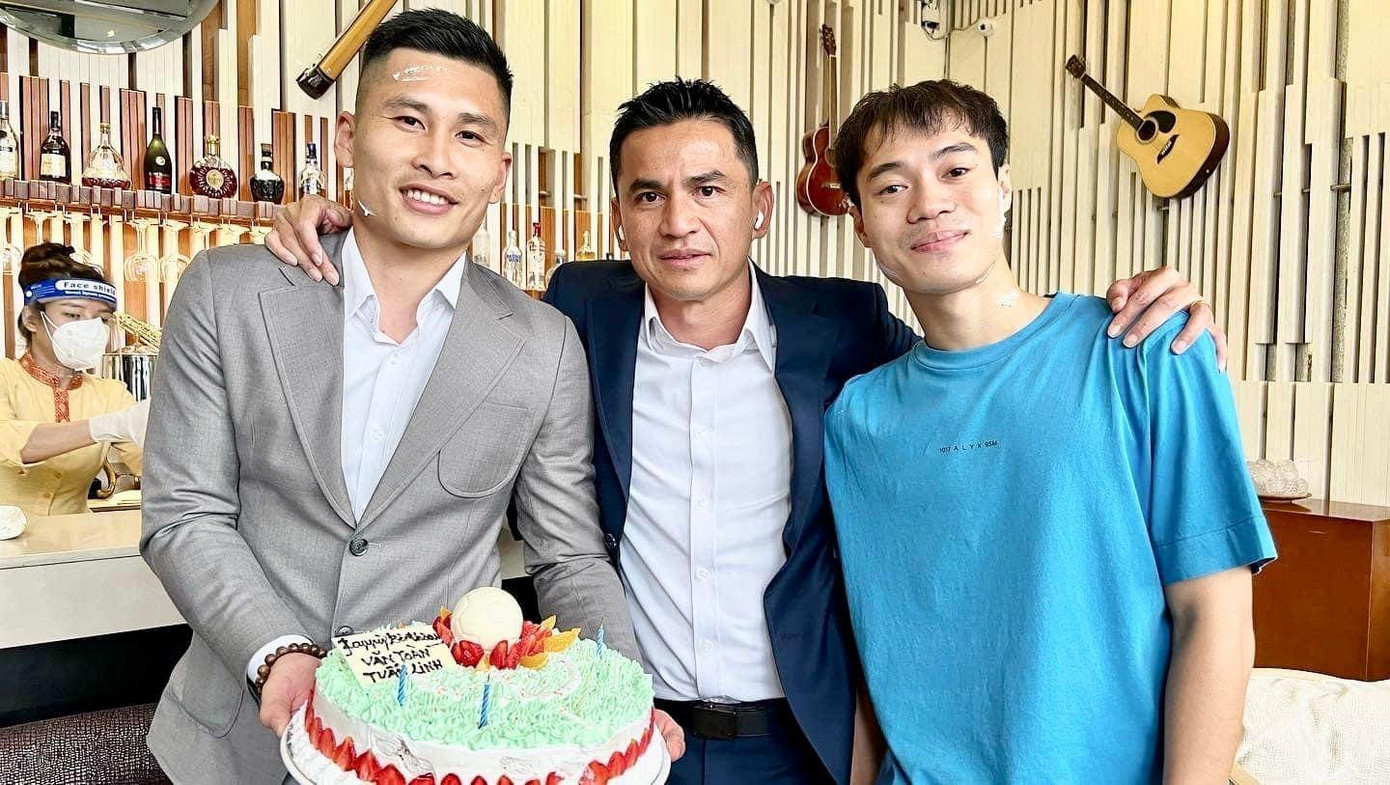 BHL đội HAGL đã tổ chức mừng sinh nhật Huỳnh Tuấn Linh và Nguyễn Văn Toàn ngay tại sân bay. Khác với kỳ vọng, HAGL khởi đầu mùa này chậm chạp. Ở V-League, sau bốn vòng họ chỉ giành ba điểm (ba hoà và một thua). Ở vòng 1/8 Cup Quốc gia, họ phải nhờ đến loạt luân lưu mới có thể đánh bại Hà Tĩnh trên sân Pleiku hôm 9/4. Dù vậy, HLV Kiatisuk vẫn lạc quan: "Chưa đạt phong độ cao tại V-League, nhưng chúng tôi đã sẵn sàng cho AFC Champions League, bởi hai đấu trường có hai sự chuẩn bị khác nhau. Việc chạm trán các đội mạnh là cơ hội tốt cho các cầu thủ, và chúng tôi vẫn đề ra mục tiêu vượt qua vòng bảng". BHL đội HAGL đã tổ chức mừng sinh nhật Huỳnh Tuấn Linh và Nguyễn Văn Toàn ngay tại sân bay. Khác với kỳ vọng, HAGL khởi đầu mùa này chậm chạp. Ở V-League, sau bốn vòng họ chỉ giành ba điểm (ba hoà và một thua). Ở vòng 1/8 Cup Quốc gia, họ phải nhờ đến loạt luân lưu mới có thể đánh bại Hà Tĩnh trên sân Pleiku hôm 9/4. Dù vậy, HLV Kiatisuk vẫn lạc quan: "Chưa đạt phong độ cao tại V-League, nhưng chúng tôi đã sẵn sàng cho AFC Champions League, bởi hai đấu trường có hai sự chuẩn bị khác nhau. Việc chạm trán các đội mạnh là cơ hội tốt cho các cầu thủ, và chúng tôi vẫn đề ra mục tiêu vượt qua vòng bảng".