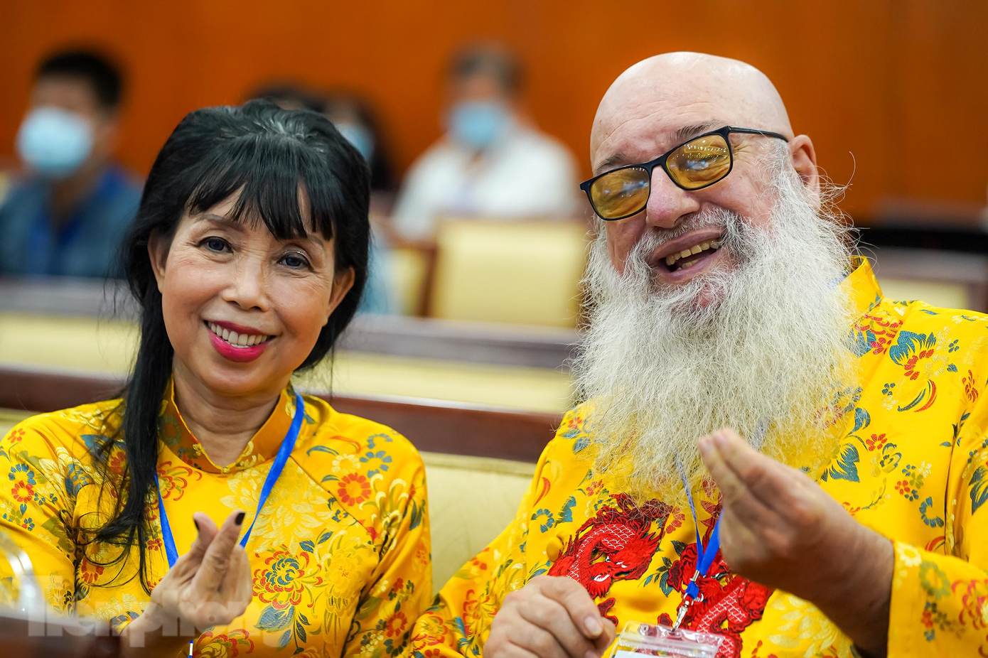 Bà Hoàng Kim cùng chồng, ông Pierre Sinel (quốc tịch New Zealand) phấn khởi tham gia buổi gặp gỡ với lãnh đạo thành phố. Bà Kim chia sẻ: “Tôi cám ơn chính quyền đã tạo điều kiện cho người dân được tiêm vắc xin kịp thời. Bản thân tôi đã được tiêm mũi 3, chồng tôi mũi 2, chuẩn bị tiêm mũi 3. Thật sự việc tiêm vắc xin đối với vợ chồng tôi có ý nghĩa rất lớn. Điều làm tôi cảm động nhất chính là người dân không phải trả bất cứ chi phí nào khi điều trị COVID-19. Tôi xin cám ơn lãnh đạo các cấp, lực lượng tình nguyện đã chung tay với người dân thành phố chống dịch. Tôi vô cùng cảm kích. Xuân mới, mong mọi người sẽ an lành, tuân thủ 5K bảo vệ mình và người thân”.