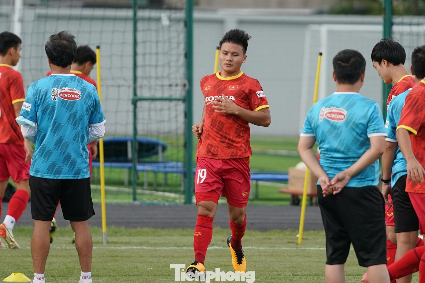 Bước chạy của Quang Hải trong ngày đầu tiên trở về từ PAU FC. Tiền vệ sinh năm 1997 vẫn tỏ ra tươi tỉnh sau hành trình dài. Quang Hải và các đồng đội Pau FC vừa giành chiến thắng 1-0 trước Valenciennes tại vòng 9 Ligue 2. Hải có khoảng 10 phút thi đấu cuối trận. Theo thống kê, anh có 4 pha chạm bóng, 2 đường chuyền thành công, 1 pha tranh chấp thành công, 1 cú tắc bóng và 1 pha qua người.