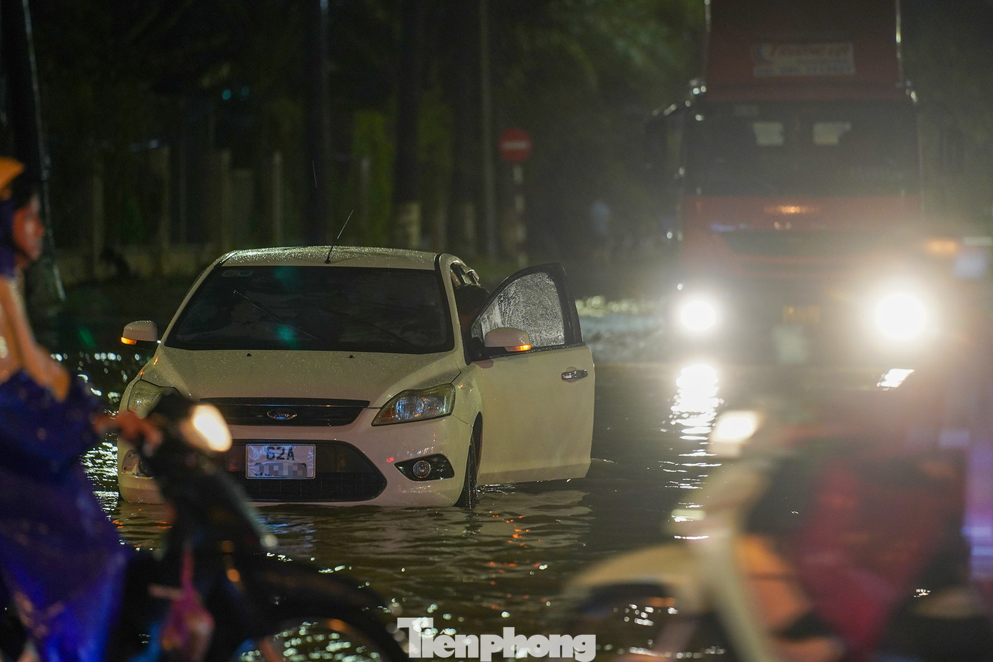 Bác tài ô tô bị chết máy, phải nằm chờ cứu hộ ngay lối chính vào KCN Vĩnh Lộc 2. Bác tài ô tô bị chết máy, phải nằm chờ cứu hộ ngay lối chính vào KCN Vĩnh Lộc 2.