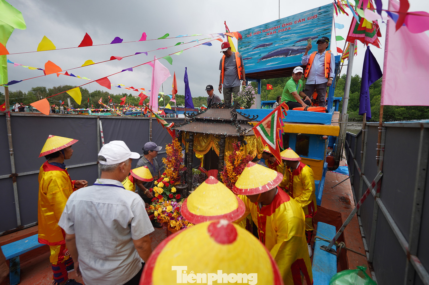 Lễ vật ngư dân cúng tế thường là gà, vịt, đầu heo, heo quay, đặc biệt không bao giờ cúng Ông bằng đồ hải sản vì đây là binh tướng của Ông.