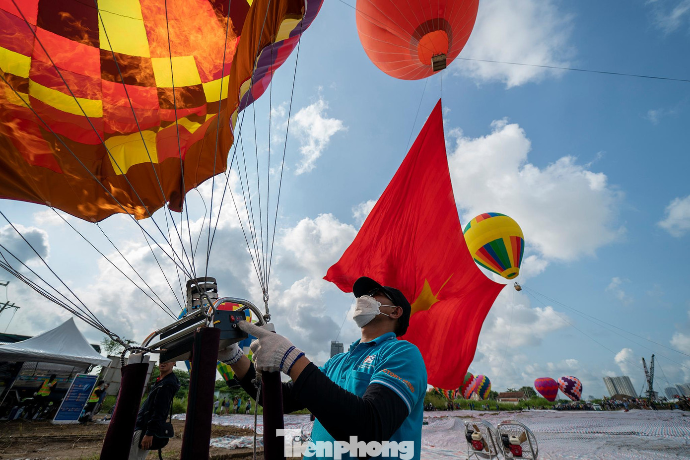 Hoạt động kéo đại kỳ trên sông Sài Gòn là chuỗi hoạt động văn hóa, thể thao đặc sắc trong &quot;Tết Độc Lập&quot;.