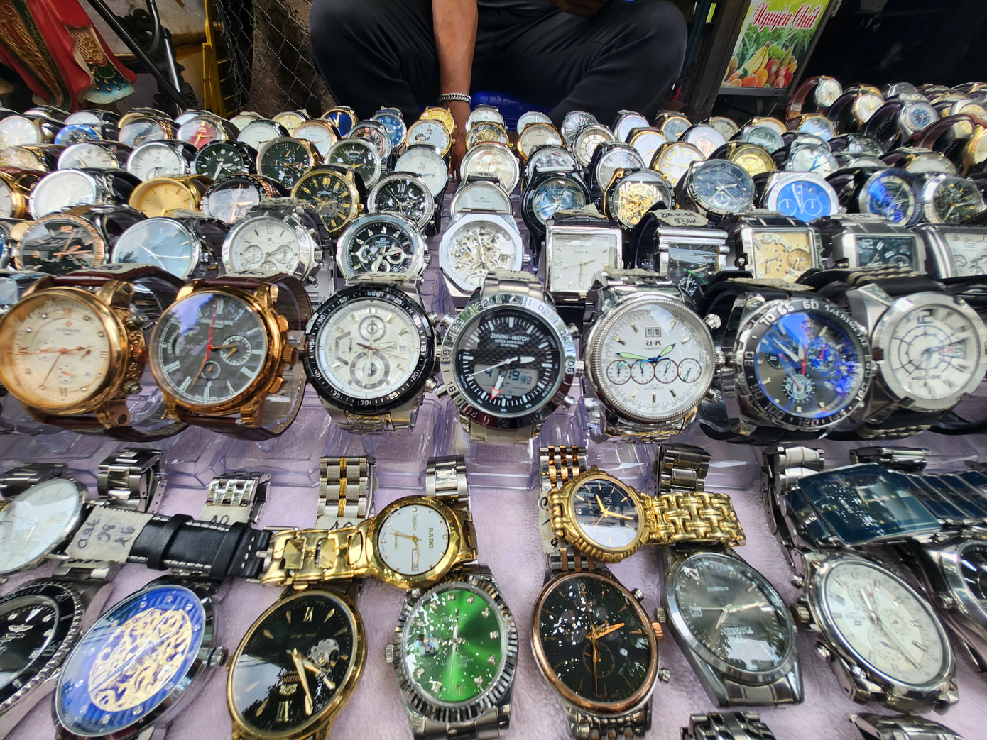 Theo giá ghi trên từng chiếc đồng hồ, mỗi chiếc được niêm yết giá từ một cho đến cả chục triệu với nhiều thương hiệu nổi tiếng trên thế giới.