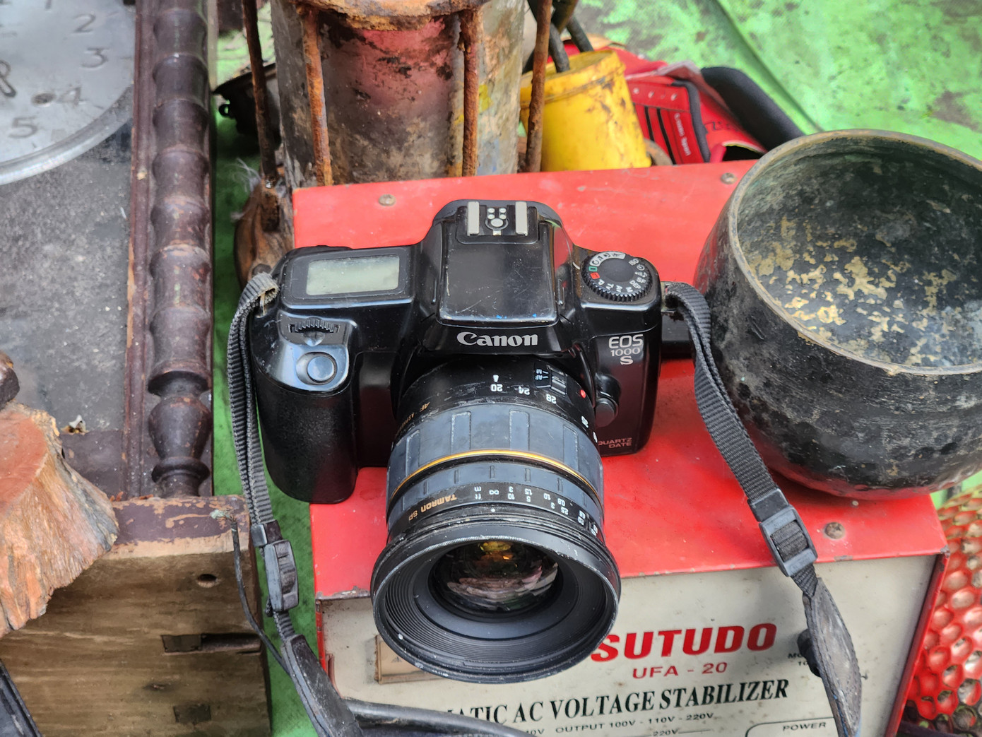 Nhiều mặt hàng đã lỗi thời nên ngay cả trong các trung tâm điện máy chính hãng cũng không có được. Sở dĩ linh kiện ở đây phong phú và có giá rẻ là nhờ nguồn cung cấp từ những thiết bị hỏng chi tiết nào đó, được mua về để lấy linh kiện, hoặc những mặt hàng dùng để thử nghiệm ở nước ngoài, nhập về Việt Nam.