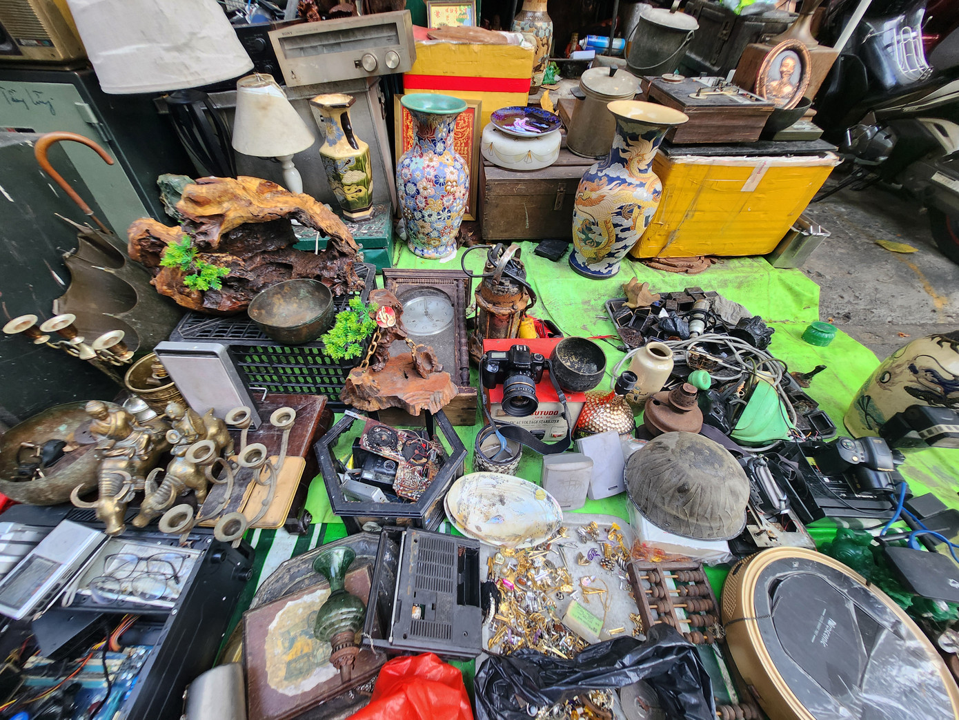 Nhiều mặt hàng đã lỗi thời nên ngay cả trong các trung tâm điện máy chính hãng cũng không có được. Sở dĩ linh kiện ở đây phong phú và có giá rẻ là nhờ nguồn cung cấp từ những thiết bị hỏng chi tiết nào đó, được mua về để lấy linh kiện, hoặc những mặt hàng dùng để thử nghiệm ở nước ngoài, nhập về Việt Nam.