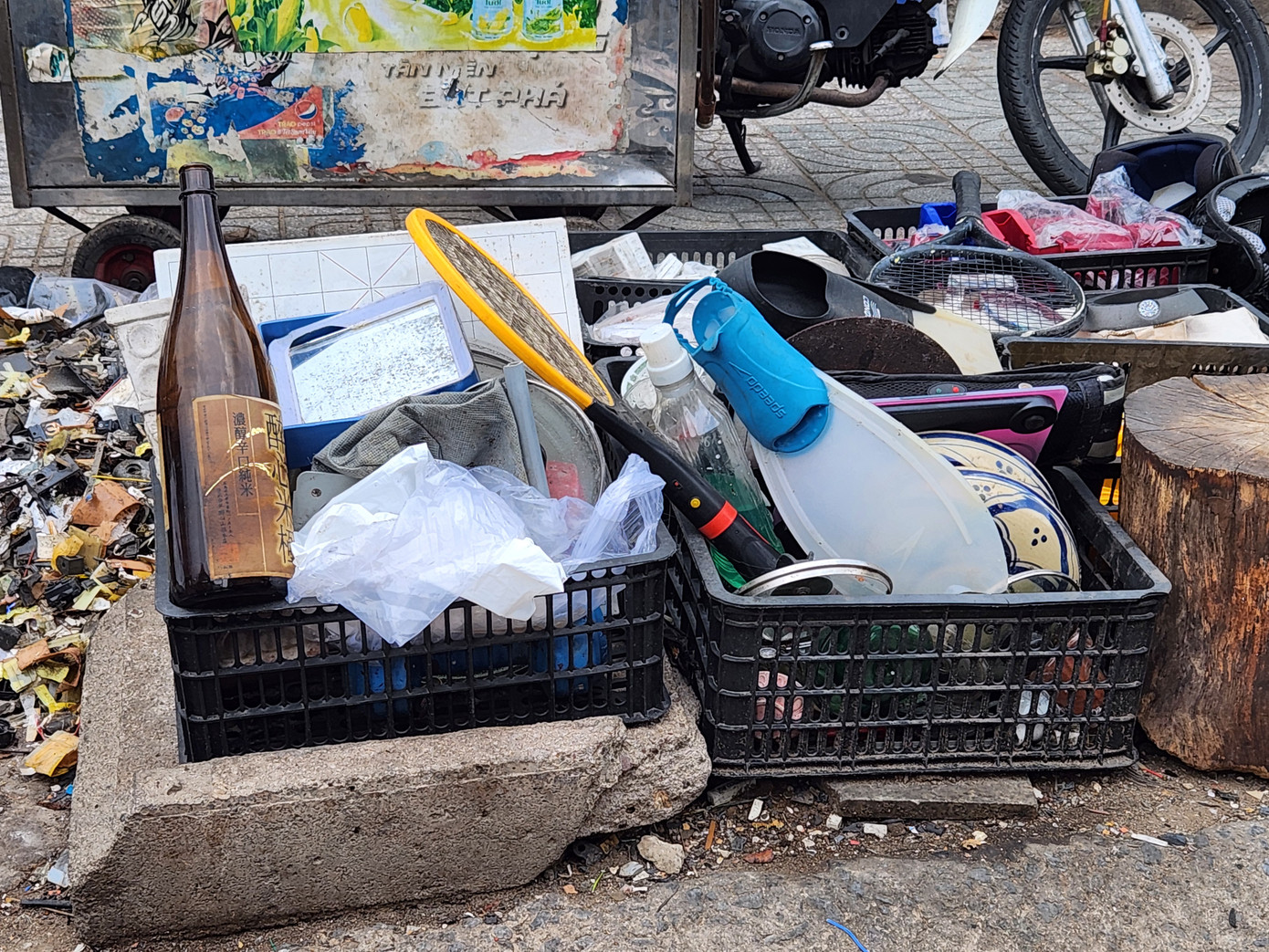 Tại góc đường Lý Nam Đế-Tân Phước, có những sọt hàng "tạp pí lù", không theo một nhóm sản phẩm cố định nào.