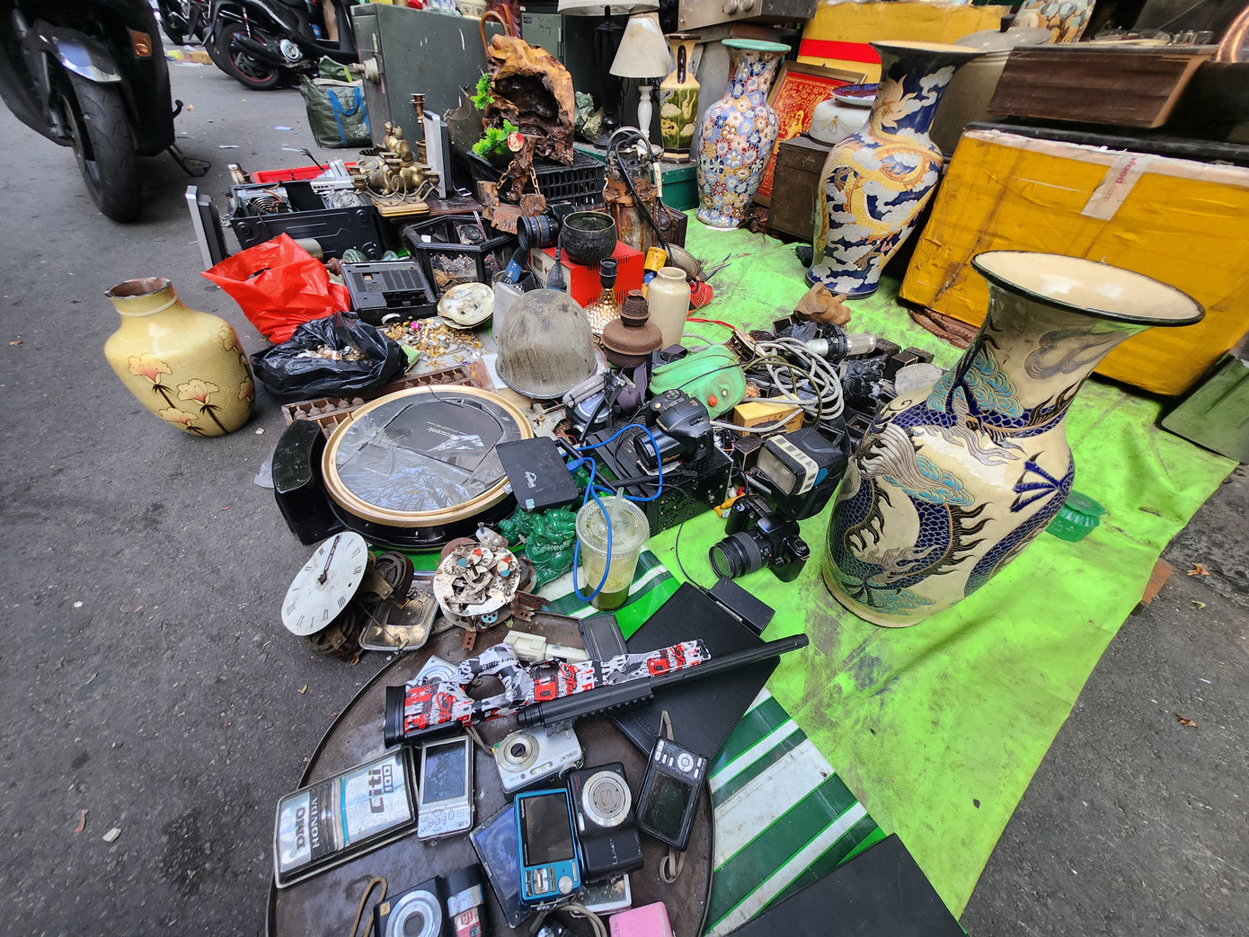 Nhiều mặt hàng đã lỗi thời nên ngay cả trong các trung tâm điện máy chính hãng cũng không có được. Sở dĩ linh kiện ở đây phong phú và có giá rẻ là nhờ nguồn cung cấp từ những thiết bị hỏng chi tiết nào đó, được mua về để lấy linh kiện, hoặc những mặt hàng dùng để thử nghiệm ở nước ngoài, nhập về Việt Nam.