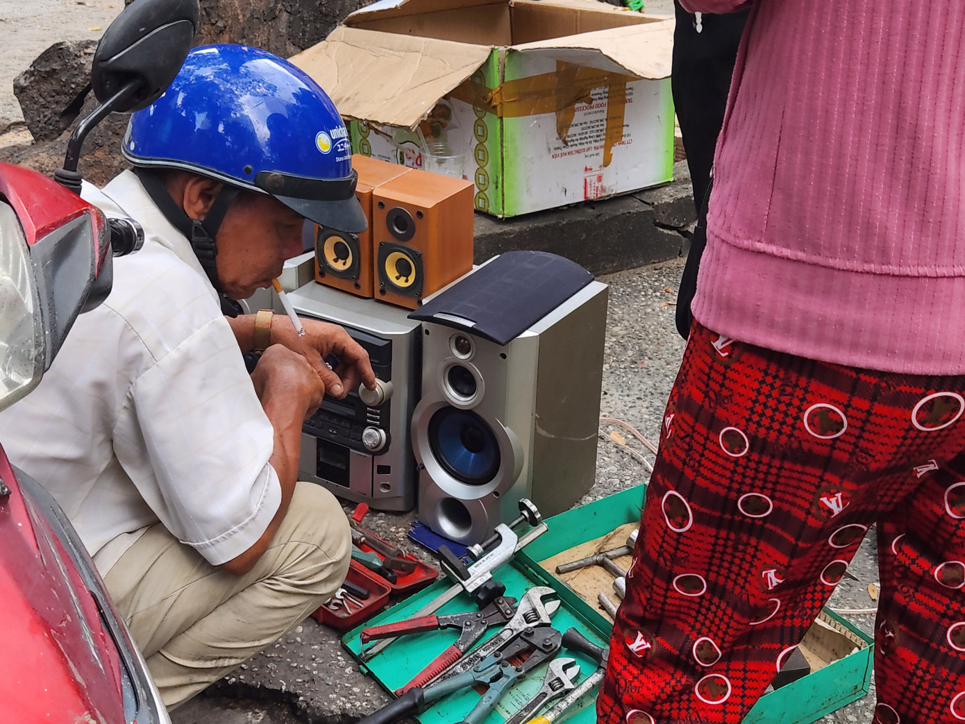 Khu chợ này hoạt động cả ngày và không có sạp hàng hay địa chỉ, đơn giản là trải tấm bạt trên vỉa hè và bày hàng ra.